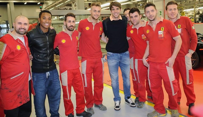 Robinho e Kaká visitam a fábrica da Ferrari em Maranello (Foto: Divulgação / Ferrari)