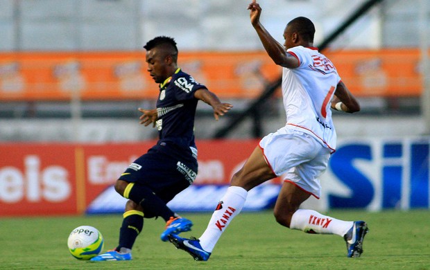 Lance do jogo entre ituano e Santos (Foto: Denny Cesare / Agência Estado)