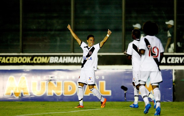 montoya vasco pênalti friburguense (Foto: Marcos Tristão / Agência O Globo)