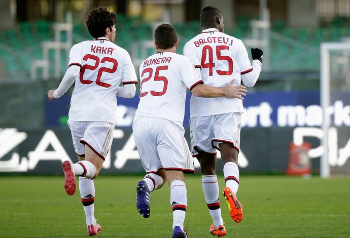 Balotelli comemora, Cagliari x Milan (Foto: Reuters)