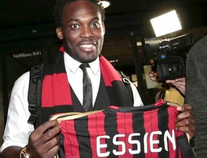 Essien com a camisa do Milan (Foto: Reprodução / Twitter)