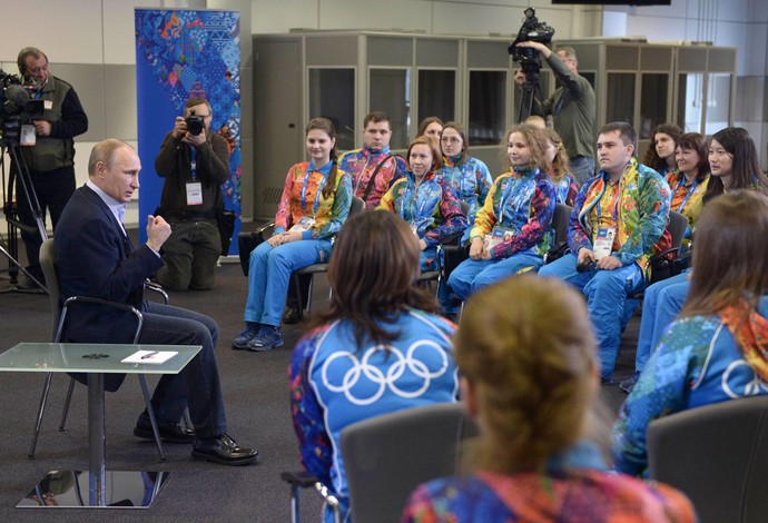 Putin com voluntários dos Jogos de Inverno Sochi (Foto: Reuters)