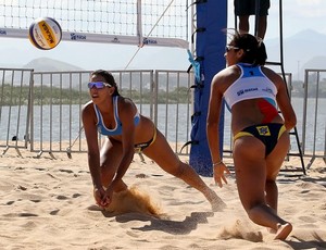 Vôlei de praia Duda e Thais etapa de Macaé (Foto: Rui Porto Filho / Divulgação)