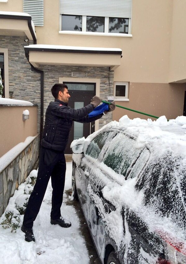 Novak Djokovic tira neve do carro em Belgrado, na Sérvia (Foto: Reprodução Twitter)