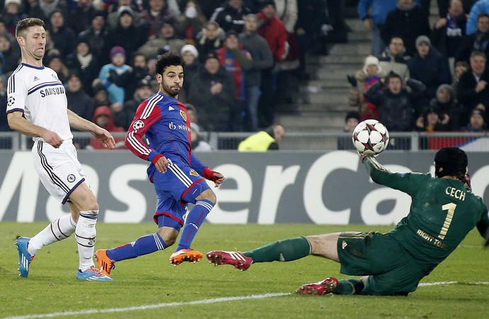 Mohamed Salah marca gol Basel sobre Chelsea (Foto: AP)