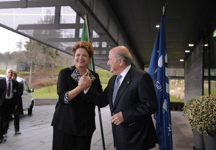 Dilma com Blatter na Suíça (Foto: Fifa.com)