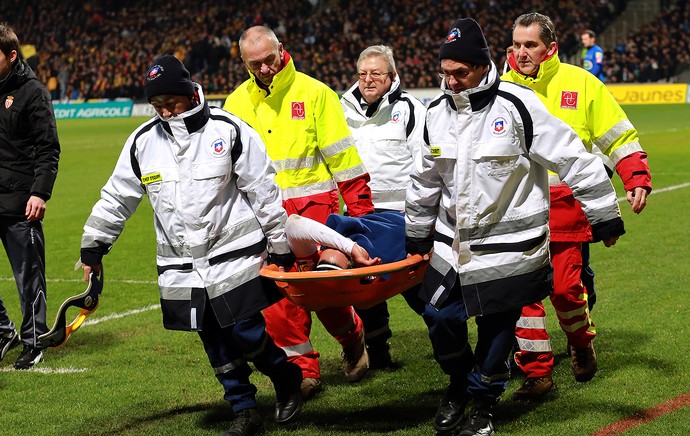 Falcao Garcia deixa o jogo do Monaco machucado (Foto: AFP)