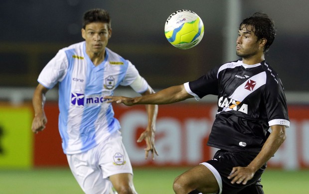 Pedro Ken e Gedeil, Macaé x Vasco (Foto: Rui Porto Filho/Agência Estado)