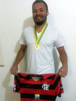 Jonatas, ex-Flamengo, com medalha de campeão em 2006 (Foto: Cahê Mota)