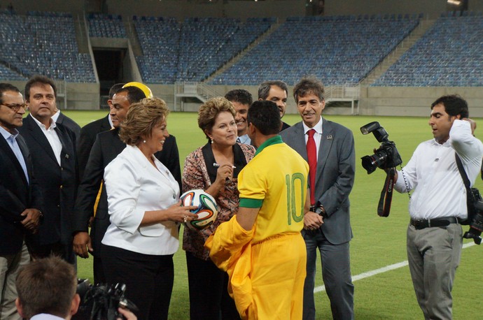 Dilma Rousseff inaugura Arena das Dunas - conversa com operário (Foto: Augusto Gomes/GloboEsporte.com)