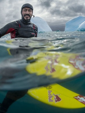 Ramon Navarro surfistas chilenos tow-in na Antártida surfe (Foto: Juan Luis De Heeckeren / Red Bull Conten)