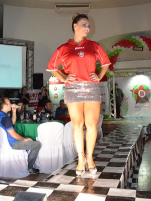 Viviane Araújo apresenta uniformes do Boa Esporte mais uma vez em Varginha (Foto: Lucas Soares)