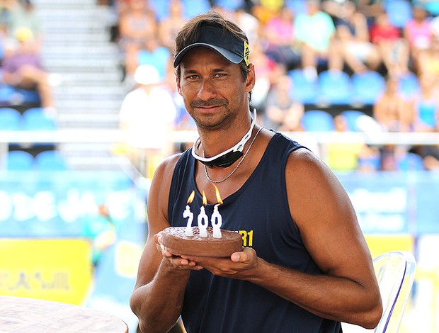 Ricardo vôlei de praia comemoração bolo (Foto: Paulo Frank / CBV)