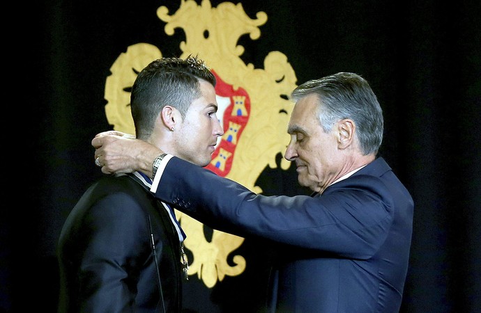 Cristiano Ronaldo recebe condecoração de Portugal (Foto: EFE)