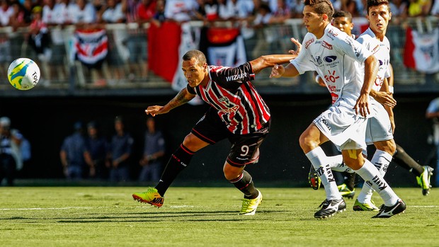 Luis Fabiano e Gustavo bragantino x são paulo  (Foto: Léo Pinheiro / Futura Press)