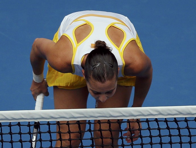 Flavia Pennetta morde rede no aberto da australia de tenis (Foto: Reuters)