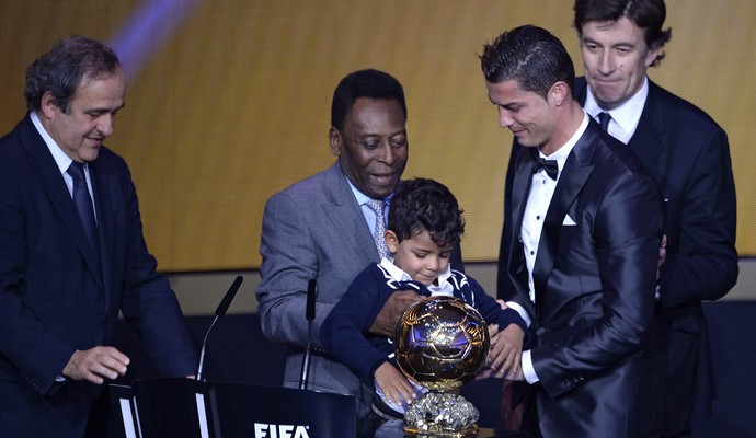 Pele e filho do Cristiano Ronaldo, bola de outro da FIFA (Foto: AFP)