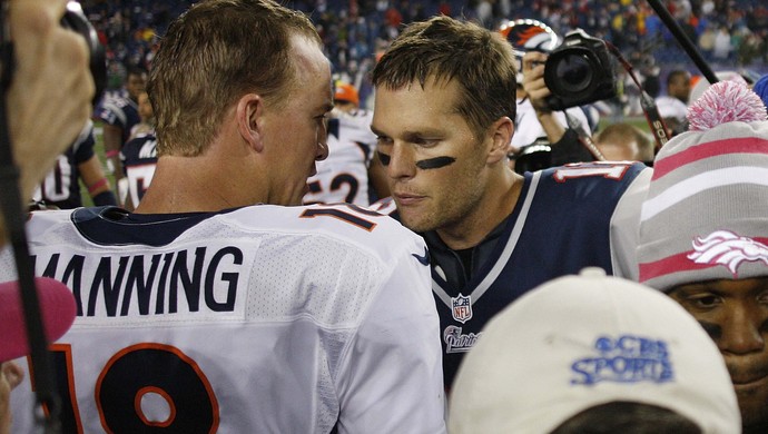 Peyton Manning cumprimenta Tom Brady após duelo de quarterbacks (Foto: Reuters)