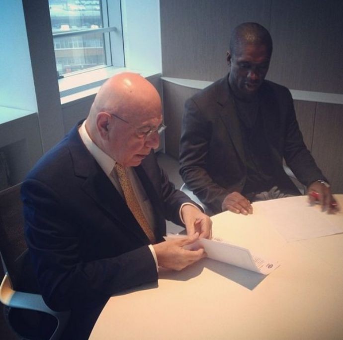 Seedorf assinando contrato com o Milan (Foto: Reprodução/Instagram)