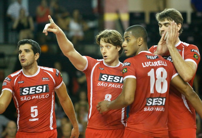 Murilo, Lucão e Lucarelli (8) sofreram, mas derrotaram o Maringá no tie-break (Foto: Divulgação/Sesi-SP)