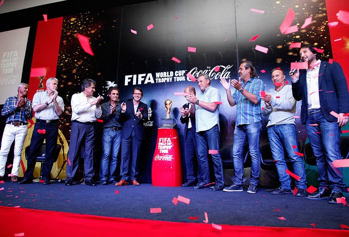 ex-campeões com a taça da Copa do Mundo na Argentina (Foto: Cassius Leitão)