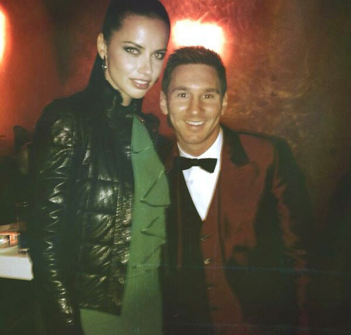 Adriana Lima com Messi prêmio Bola de Ouro (Foto: Reprodução / Twitter)