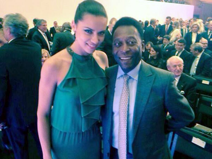 Adriana Lima com Pelé prêmio Bola de Ouro (Foto: Reprodução / Twitter)