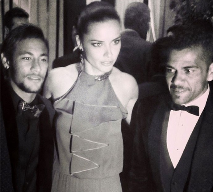 Adriana Lima com Neymar e Daniel Alves prêmio Bola de Ouro (Foto: Reprodução / Twitter)