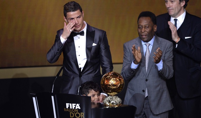 Cristiano Ronaldo e pele, bola de ouro da FIFA (Foto: AFP)