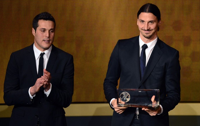 Julio Cesar e Ibrahimovic bola de ouro da FIFA (Foto: AFP)