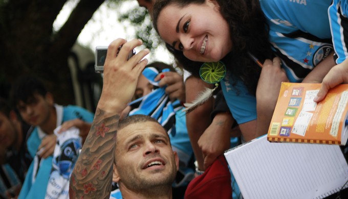 Edinho tira foto com torcedora (Foto: Diego Guichard)