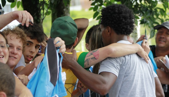 Zé Roberto dá autógrafo na saída do treino (Foto: Diego Guichard)