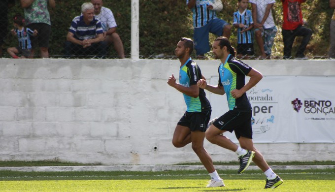 Barcos e Souza em treino do Grêmio em Bento  (Foto: Diego Guichard)