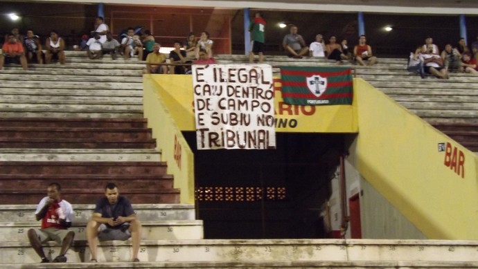 Faixa com protesto contra o Fluminense, em Rio Preto (Foto: Marcos Lavezo)