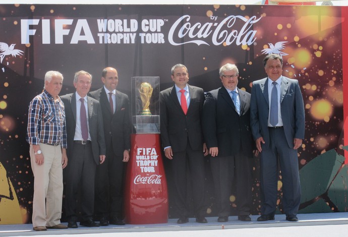 Tour da Taça Chile - Taça da Fifa exposta Figueroa (Foto: Cassius Leitão)