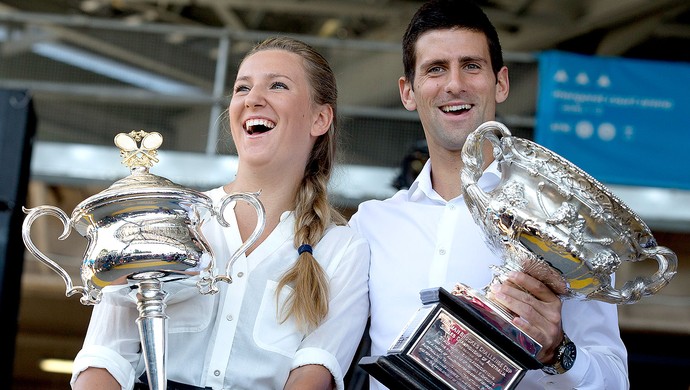 Djokovic e Victoria Azarenka troféus Australian Open sorteio (Foto: AP)