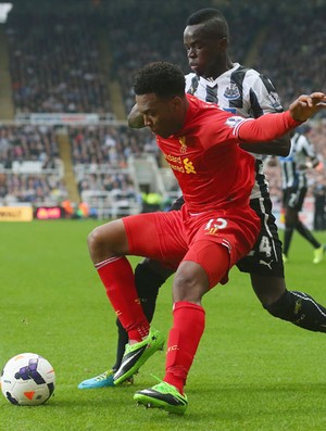 Daniel Sturridge e Cheik Ismael Tiote Newcastle e Liverpool (Foto: Getty Images)