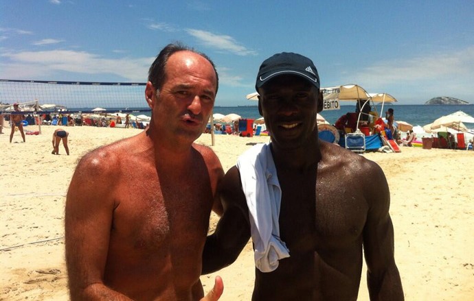 Seedorf com o Carlos Eugênio Simon, ex-árbitro, na praia do Leblon (Foto: Reprodução )