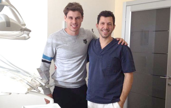 Bruninho vôlei com o dentista (Foto: Divulgação / Facebook Oficial)