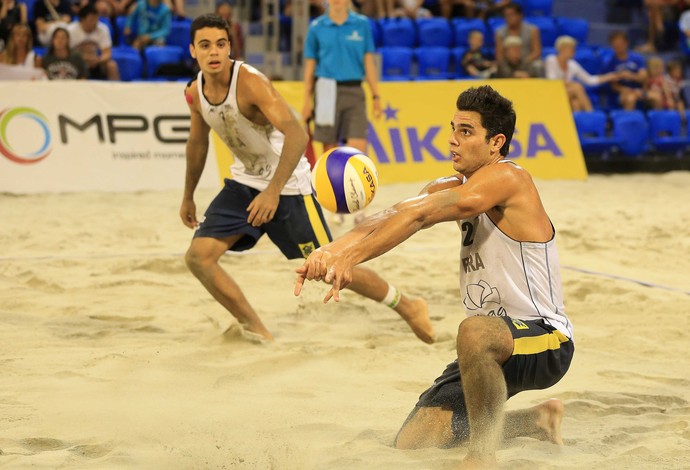 Allison e Guto campeões mundiais sub-21 de vôlei de praia (Foto: Divulgação/FIVB)