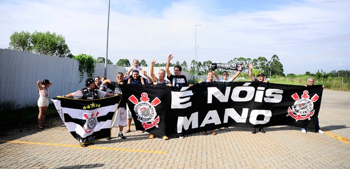 torcedor corinthians reapresentação Mano Menezes (Foto: Marcos Ribolli / Globoesporte.com)