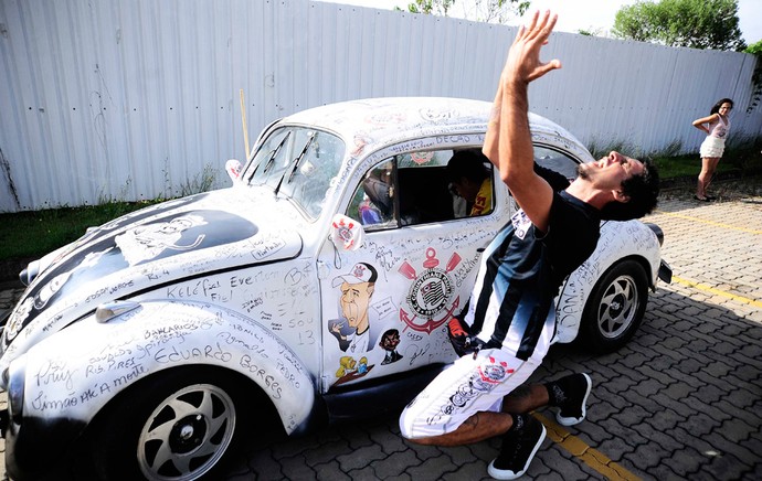 torcedor corinthians fusca reapresentação Mano Menezes (Foto: Marcos Ribolli / Globoesporte.com)