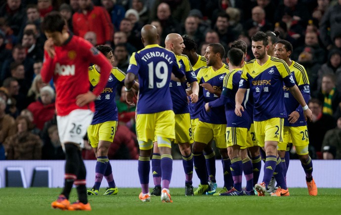 Swansea comemora sobre o Manchester United (Foto: AP)