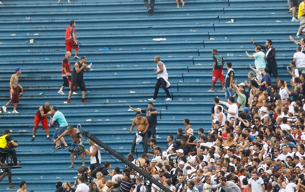 Confusão briga Torcidas Atlético-PR x Vasco (Foto: Pedro Kirilos/Agência O Globo)