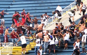 confusão torcida Atlético-PR e Vasco jogo (Foto: Gustavo Rotstein)