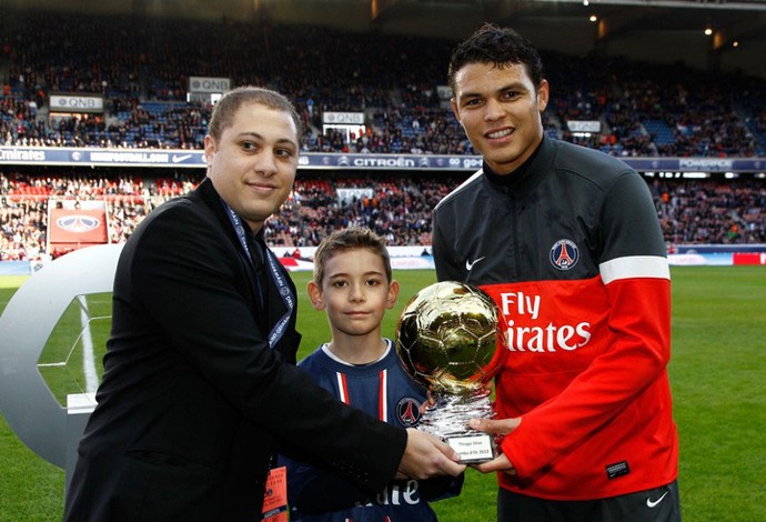 Thiago Silva PSG trofeu Samba (Foto: Reprodução / Site Oficial do PSG)