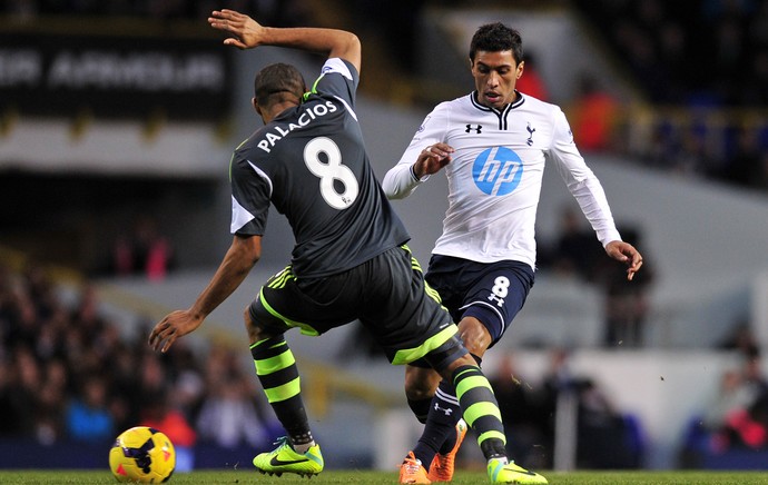 Paulinho, Tottenham x Stoke City (Foto: AFP)