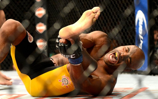 Anderson Silva lesão UFC Las Vegas (Foto: Reuters)