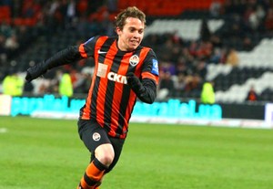 Bernard comemoração Shakhtar (Foto: Divulgação / Site Oficial)