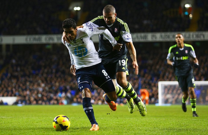 paulinho tottenham stoke city (Foto: Agência Getty Images)